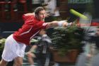 Rus Marat Safin vrací míč Robinu Soderlingovi na turnaji Masters v Paříži.