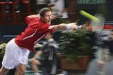 Rus Marat Safin vrací míč Robinu Soderlingovi na turnaji Masters v Paříži.