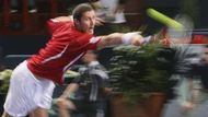 Rus Marat Safin vrací míč Robinu Soderlingovi na turnaji Masters v Paříži.