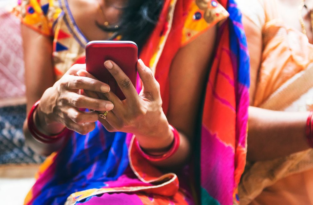 Indická žena, mobilní telefon. Ilustrační foto.