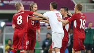 Bylo to utkání, při němž tekly nervy všem. Vždyť stačil jediný gól a místo postupu z prvního místa jsme jeli domů. Nervozita byla patrná i na hříšti, David Limberský, Jaroslav Plašil, Milan Baroš a Daniel Kolář se dohadují s Polákem Dariuszem Dudkou v utkání skupiny A na Euru 2012.