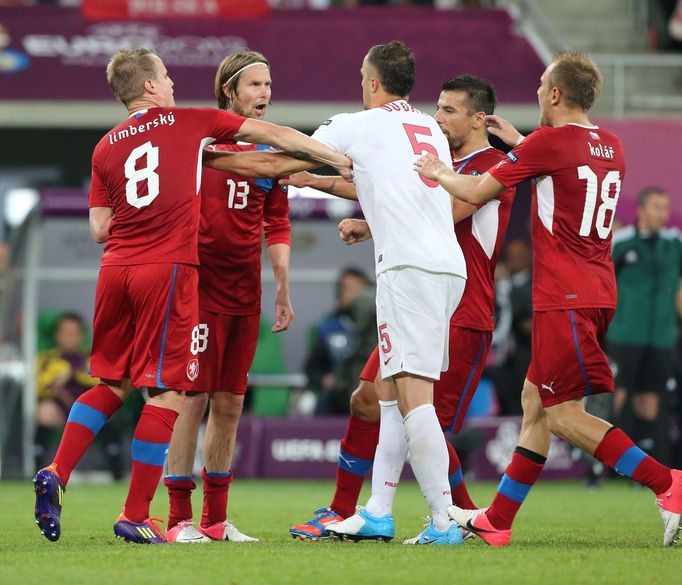 Čeští fotbalisté David Limberský, Jaroslav Plašil, Milan Baroš a Daniel Kolář se dohadují s Polákem Dariuszem Dudkou v utkání skupiny A na Euru 2012.