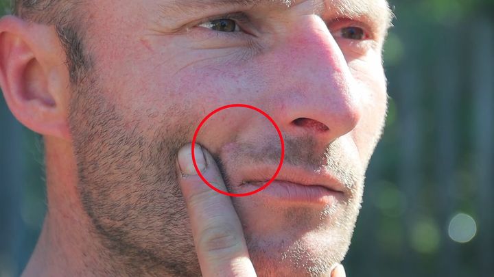 Kulka mu prolétla tváří. Pod mrtvým bratrem Mykola čekal, až ruští vojáci odejdou; Zdroj foto: Rádio Svobodná Evropa