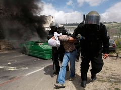 Izraelští policisté vedou zadrženého Palestince