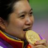 Čínská střelkyně Wenjun Guová pózuje se zlatou olympijskou medailí ze střelby vzduchovou pistolí na 10 metrů z OH 2012 v Londýně.