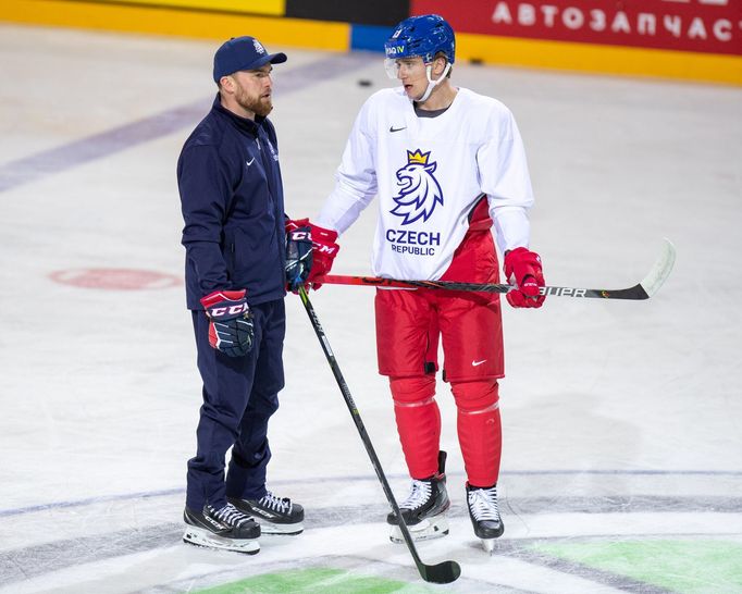 Trenér Filip Pešán (vlevo) a Jakub Vrána při tréninku na mistrovství světa v Rize.