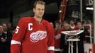 Švédský obránce Nicklas Lidström z klubu NHL Detroit Red Wings pózuje s Prezidentovou trofejí pro nejlepší tým základní části NHL v roce 2008.