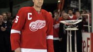 Detroitský kapitán Nicklas Lidström s Prezidentovou trofejí pro vítěze základní části NHL.