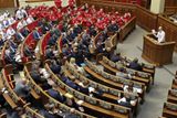 Opoziční lídr Arsenij Jaceňuk hovoří v parlamentu.