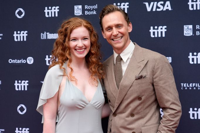 Herečka Annalise Basso a Tom Hiddleston na torontské premiéře filmu Chuckův život.