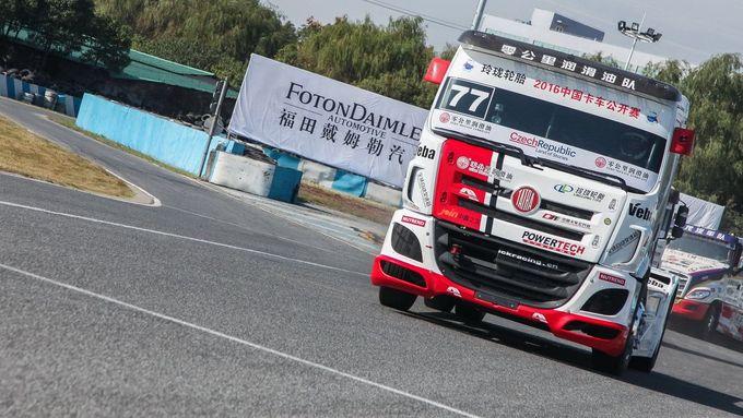 David Vršecký v Číně pilotuje Tatru Phoenix, kterou Buggyra - samozřejmě ve velmi upravené verzi - nasazuje také na Rallye Dakar