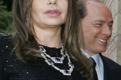 Manželka opouští Berlusconiho. Ten žádá omluvu