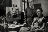 Gisèle Freund: Frida Kahlo s lékařem Juanem Farillem, 1951.