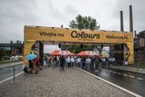 Brány Colours of Ostrava 2016 se otevřely před čtvrtečním polednem za doprovodu dešťových kapek.