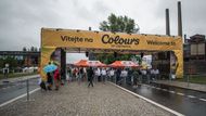 Brány Colours of Ostrava 2016 se otevřely před čtvrtečním polednem za doprovodu dešťových kapek.