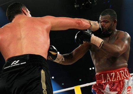 Ukrajinský boxer Vitalij Kličko obhájil titul organizace WBC, když porazil Kubánce Juana Carlose Gómeze technickým k.o.