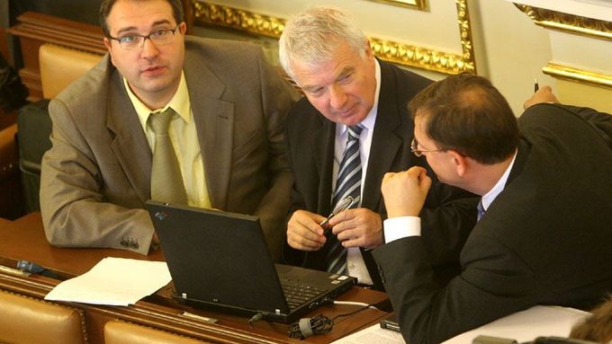 Poslanci Pohanka a Melčák mluví ve sněmovně s ministrem práce a sociálních věcí Petrem Nečasem.