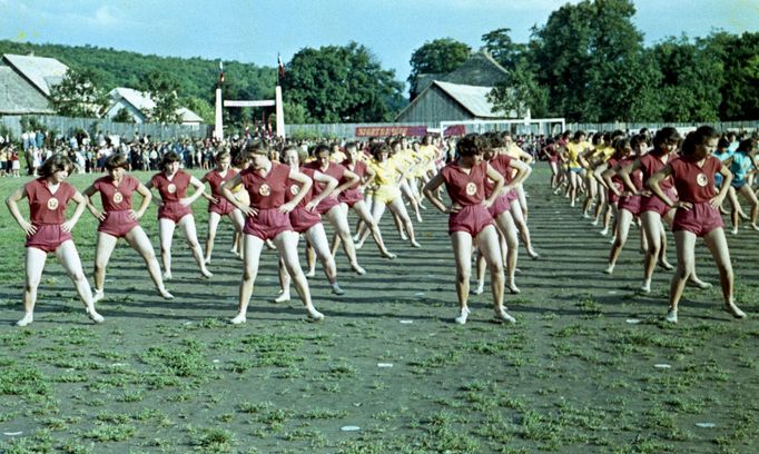 Skupinové cvičení ve městě Poltár na jihu středního Slovenska. Rok 1960