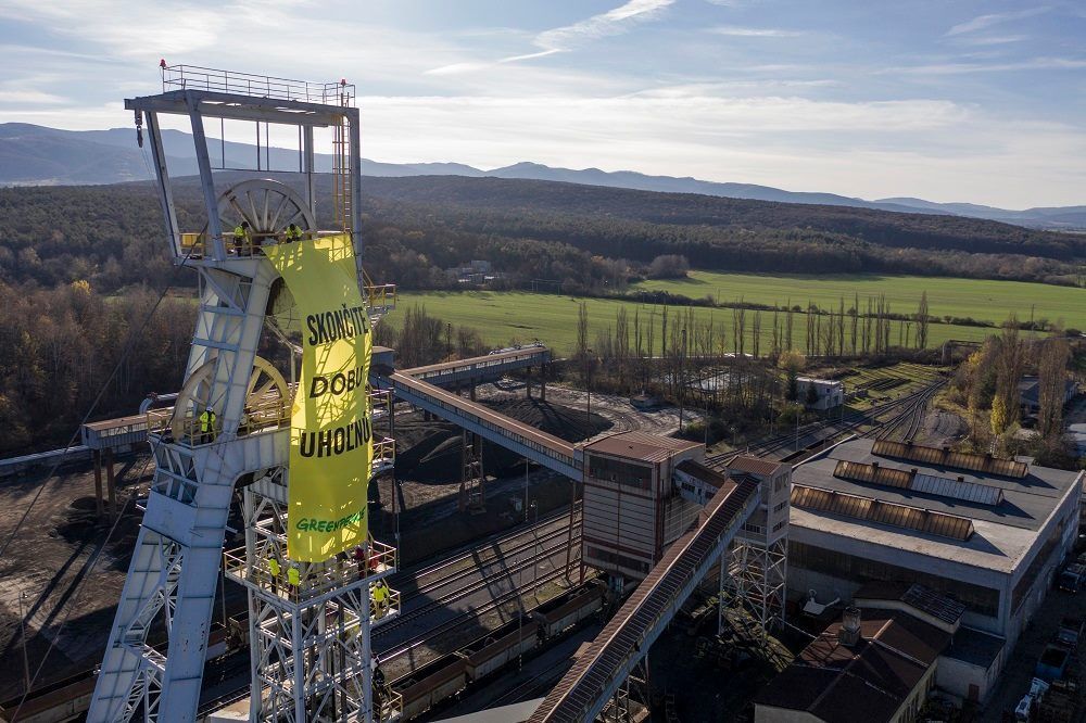 Aktivisté Greenpeace na těžební věži dolu Nováky na středním Slovensku.