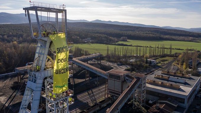 Aktivisté Greenpeace na těžební věži dolu Nováky na středním Slovensku.