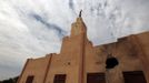 A mosque damaged in recent fighting between French-backed Malian troops and al Qaeda-linked militants is seen in the recently liberated town of Konna January 27, 2013. REUTERS/Eric Gaillard (MALI - Tags: CONFLICT MILITARY POLITICS RELIGION) Published: Led. 27, 2013, 5:01 odp.