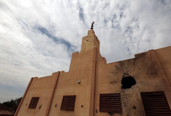 A mosque damaged in recent fighting between French-backed Malian troops and al Qaeda-linked militants is seen in the recently liberated town of Konna January 27, 2013. REUTERS/Eric Gaillard (MALI - Tags: CONFLICT MILITARY POLITICS RELIGION) Published: Led. 27, 2013, 5:01 odp.