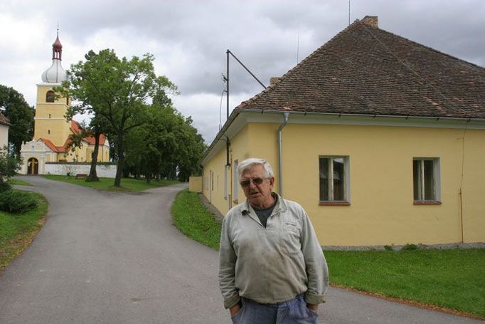 Pan Mach na Chelčické faře dlouho žil. Dva milióny, za které ji biskupství nabízí, mu připadá moc.