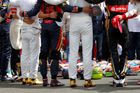 Před startem včerejší Velké ceny Maďarska všech dvacet jezdců ještě jednou uctilo minutou ticha památku zesnulého soupeře a kamaráda Julese Bianchiho.