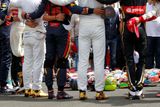 Před startem včerejší Velké ceny Maďarska všech dvacet jezdců ještě jednou uctilo minutou ticha památku zesnulého soupeře a kamaráda Julese Bianchiho.