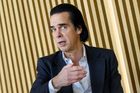 Nick Cave daroval britskému knihkupectví 2000 knih. Fanoušci ho vzali útokem