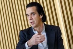 Nick Cave daroval britskému knihkupectví 2000 knih. Fanoušci ho vzali útokem