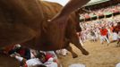 A fighting cow leaps over bull runners in the Plaza de Toros following the first running of the bulls of the San Fermin festival in Pamplona July 7, 2012. After the bull run, runners remain in the bullring and small fighting cows are released. REUTERS/Joseba Etxaburu (SPAIN - Tags: SOCIETY ANIMALS) Published: Čec. 7, 2012, 9:25 dop.