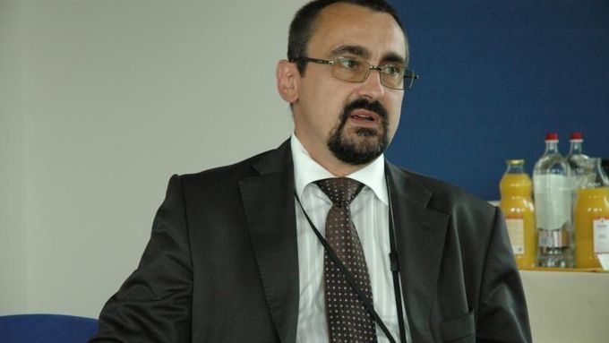 Europoslanec Pavel Poc (ČSSD) přiznal, že si od Evropského parlamentu nechal proplatit nové brýle.