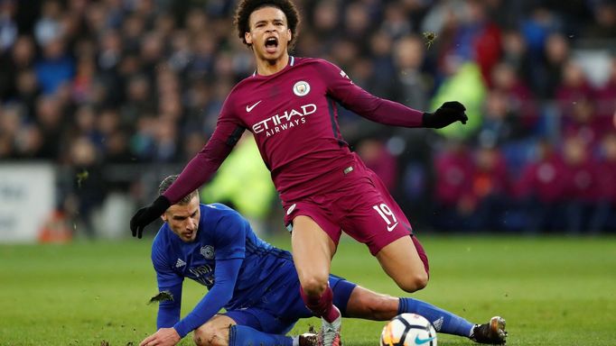 Leroy Sané z Manchesteru City po faulu Josepha Bennetta