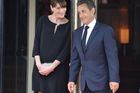 Carla Bruni-Sarkozy s manželem  Momentálně je v　naději první dáma Francie, zpěvačka Carla Bruni-Sarközy. Německému deníku Bild to potvrdil otec francouzského prezidenta　Pál Sarközy. „Mám radost z　příchodu vnoučete," prozradil. Nastávající rodiče podle něj nechtějí předem znát pohlaví dítěte „Ale jsem si jistý, že to bude holka a　že bude krásná jako Carla,“ těší se budoucí dědeček. Ať už to bude holka či kluk, jedno je jisté: jde o první „prezidentské“ dítě v　historii země.