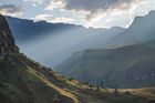Drakensberg, v překladu Dračí hory, sahají až do výše téměř 3500 metrů nad mořem. Toto pohoří, ležící na hranici s vnitrozemským státem Lesotho, je nejvyšší v Jihoafrické republice.