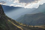 Drakensberg, v překladu Dračí hory, sahají až do výše téměř 3500 metrů nad mořem. Toto pohoří, ležící na hranici s vnitrozemským státem Lesotho, je nejvyšší v Jihoafrické republice.