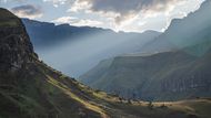 Drakensberg, v překladu Dračí hory, sahají až do výše téměř 3500 metrů nad mořem. Toto pohoří, ležící na hranici s vnitrozemským státem Lesotho, je nejvyšší v Jihoafrické republice.