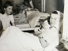 Marie Šupíková (vlevo) s maminkou Alžbětou Doležalovou v nemocnici v Praze v roce 1945.