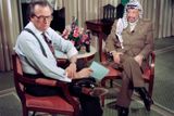 Na židli proti Kingovi se ocitla řada celebrit, státníků, vědců, podnikatelů, ale i autorů konspiračních teoriích. Na snímku je s palestinským politikem Jásirem Arafatem při rozhovoru v roce 1993.