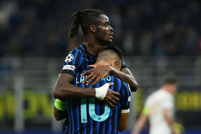 Radost fotbalistů Interu Milán v utkání Ligy mistrů se Slavií Praha