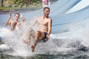 Obrazem: Hurá k vodě. Léto je v plném proudu, takhle si lidé po celém Česku užívají krásné počasí