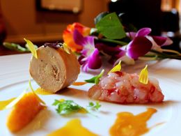 Kachní foie gras s krevetami  a mandarinkovou marmeládou.