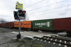 Na koridoru ve Chvaleticích vlak usmrtil ženu, provoz na trati je omezen