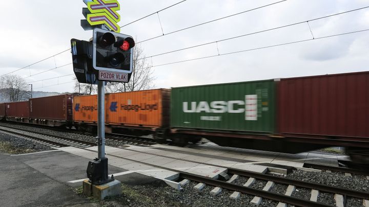 Na koridoru ve Chvaleticích vlak usmrtil ženu, provoz na trati je omezen