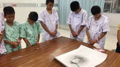 Thajští chlapci se pomodlili za potápěče, který zemřel při jejich záchraně.