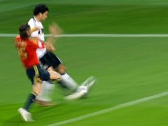 Rychlý snímek z první minuty zápasu: Michael Ballack (Německo) v souboji se Španělem Sergiem Ramosem.