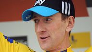 BRADLEY WIGGINS. Nejlépe na Tour: 4. místo (2009). Trojnásobný olympijský dráhařský olympijský vítěz měl už loni formu jako hrom, ale Tour nakonec kvůli zranění stejně jako řada dalších favoritů nedokončil. Letos jednatřicetiletý Brit jako první v historii vyhrál konečné hodnocení na prestižních týdenních podnicích Paris-Nice, Kolem Romandie a Dauphiné Libéré. Muž, který má podle odborníků v hlavě kalkulačku a na trati nevydá ani zlomek energie navíc, má letos na Tour největší šance i proto, že se jedou dvě dlouhé časovky, ve kterých je momentálně mezi špičkovými vrchaři jednoznačně nejrychlejší. V horách mu navíc jistě maximálně pomůže možná nejlepší domestik současnosti - Chris Froome.