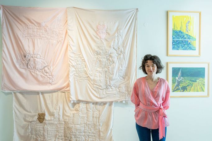 Polská výtvarnice Karolina Lizurejová u své textilní instalace Srdce v troskách.