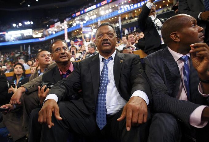 Civil rights activist Jesse Jackson (C) attends the first session of the Democratic National Convention in Charlotte, North Carolina September 4, 2012. REUTERS/Eric Thayer (UNITED STATES - Tags: POLITICS ELECTIONS) Published: Zář. 5, 2012, 2:45 dop.